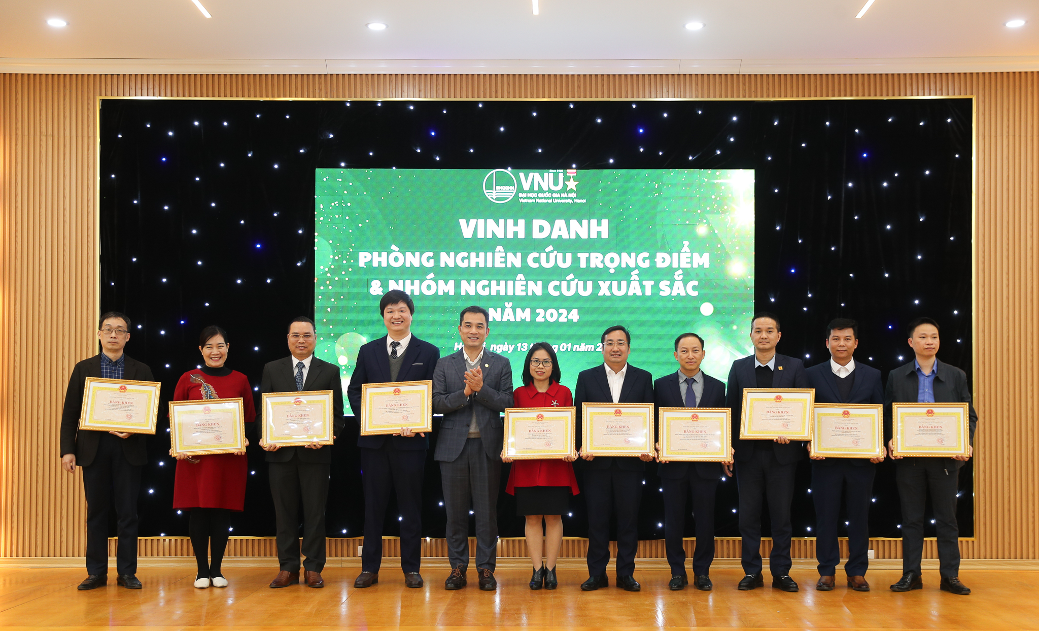 01 nhóm nghiên cứu mạnh và 06 cá nhân Trường Đại học Giáo dục xuất sắc nhận bằng khen của Giám đốc Đại học Quốc gia Hà Nội về thành tích xuất sắc trong nghiên cứu khoa học