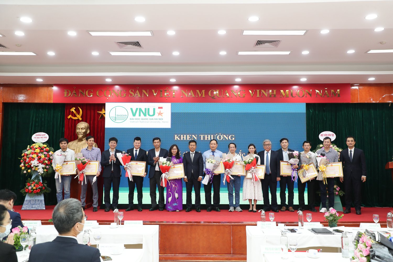 ĐHQGHN vinh danh nhà khoa học có thành tích xuất sắc trong nghiên cứu và công bố quốc tế 2021