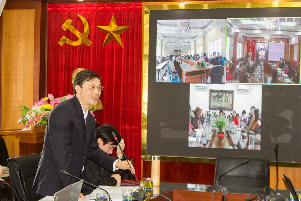 PGS.TS. Phạm Văn Thuần - Phó Bí thư Đảng uỷ, Phó Hiệu trưởng Nhà trường chủ trì phiên họp